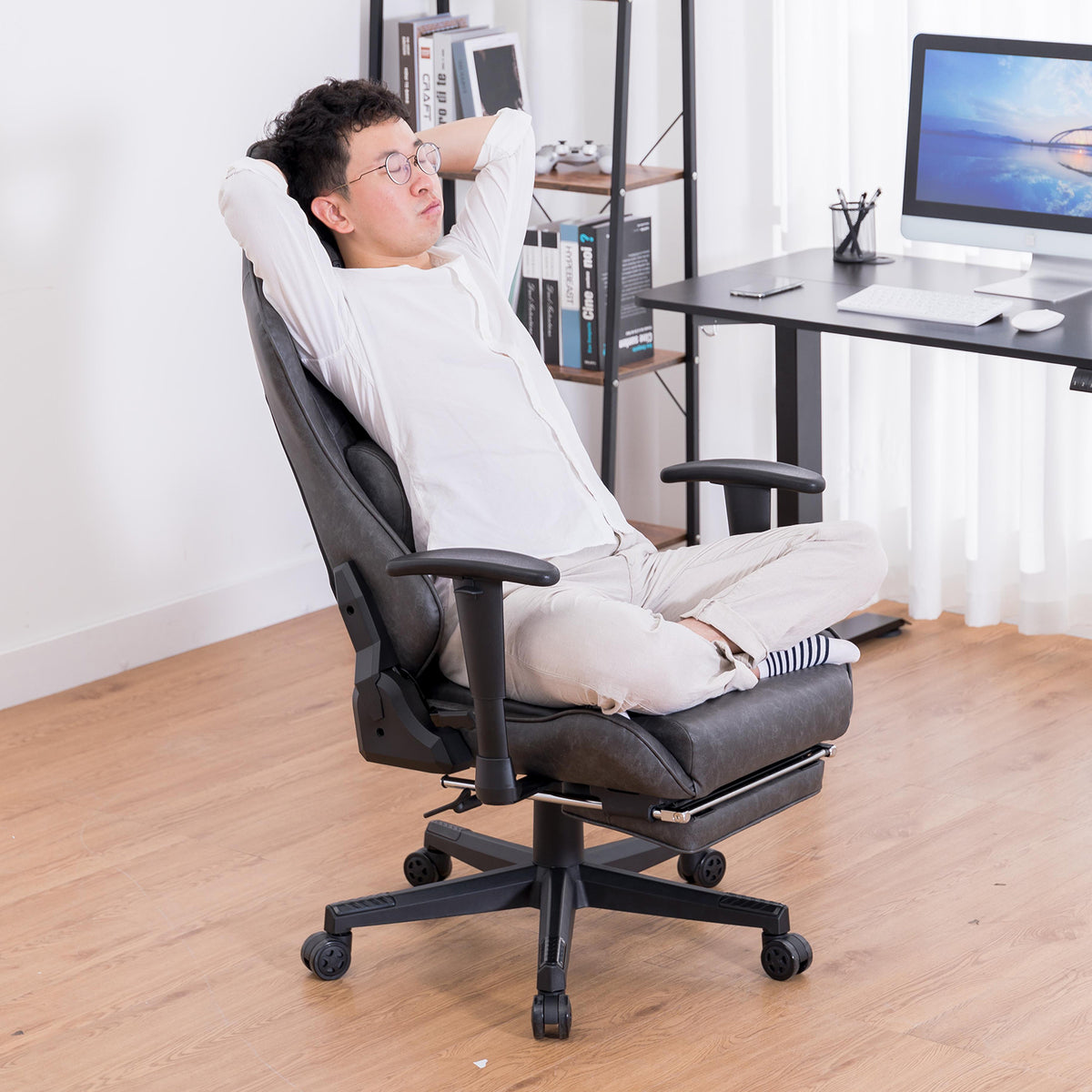 GT901-BLACK Gaming Chair with Footrest | GTRACING